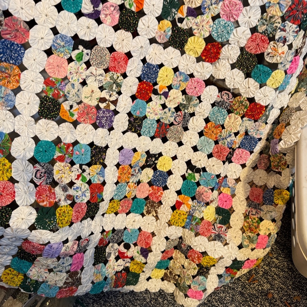 Vintage yo-yo quilt - Picture 6 of 12